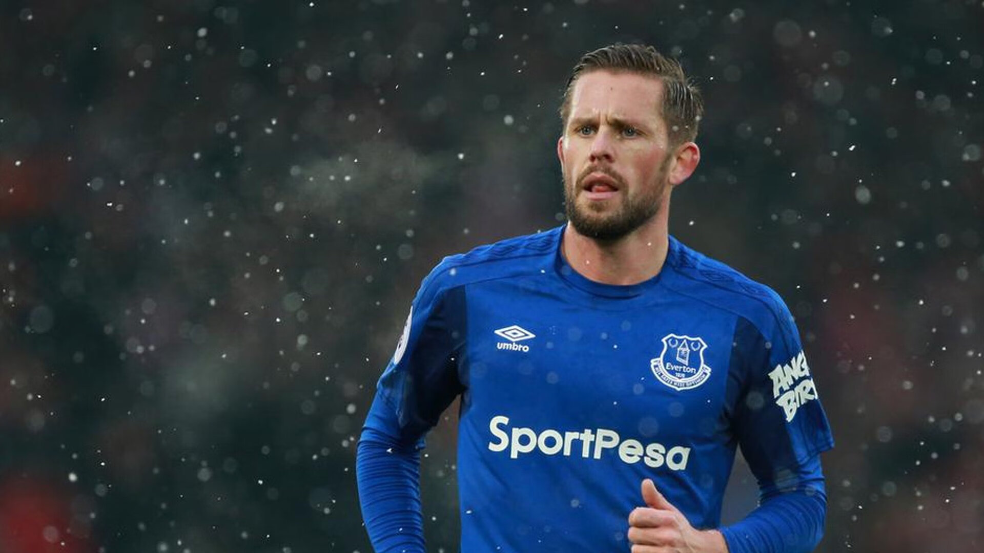 羽毛球新人在国际赛场崭露头角，羽毛球运动员进场视频